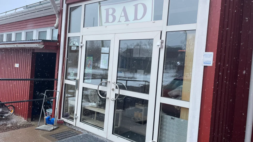 Abisko badhus har varit stängt i väntan på beslut om renovering, sedan 2019.