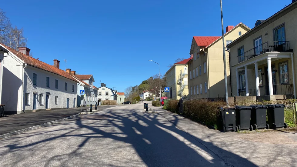 Boende på Storgatan i Gamleby tycker att huset vibrerar när bussar och andra tunga fordon kör förbi.