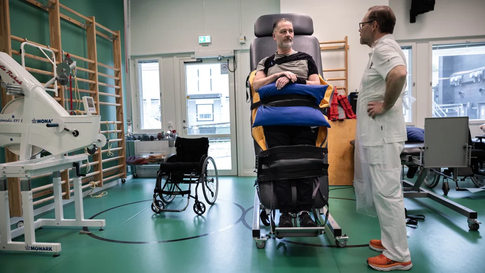 I nio månader har Janne Blom, huvudpastor i Livets Ords församling i Uppsala, vårdats och bott på Akademiska sjukhuset efter sin mc-krasch. Sjukgymnasten Peter Svensson leder träningen i gymmet.