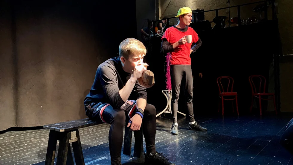 Adam Norrman spelar Percy som vantrivs i rollen som musikalartist och Jacob Hellgren gör två olika roller i musikalen "En musikal med förhinder" på Perrongen.