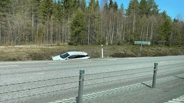 En bil körde av E4 i höjd med Rosviksbodarna.
