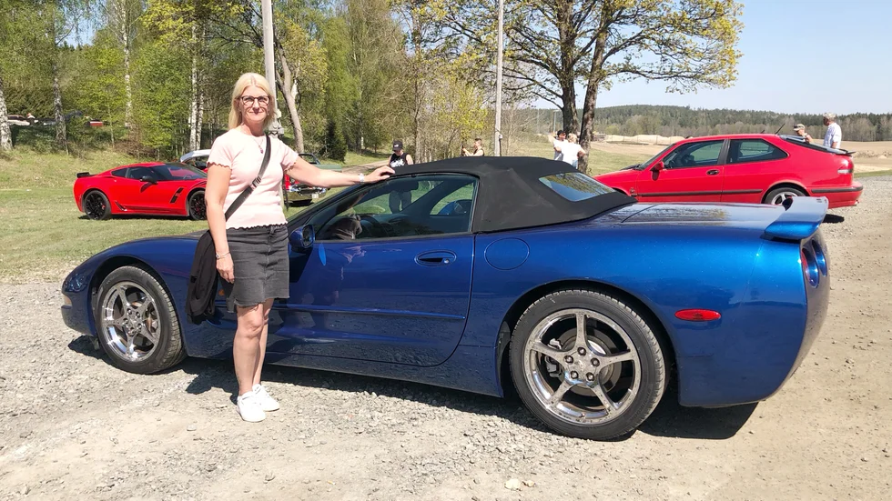 Mia Karlsson åkte i sin Corvette till motorträffen. 
