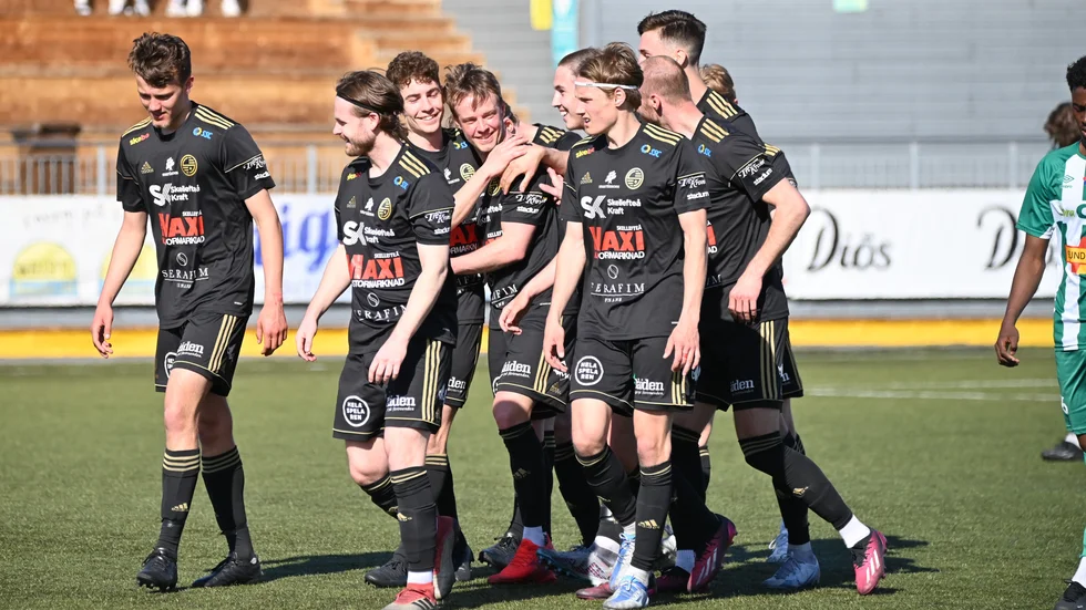 Skellefteå FF firar 5–0.