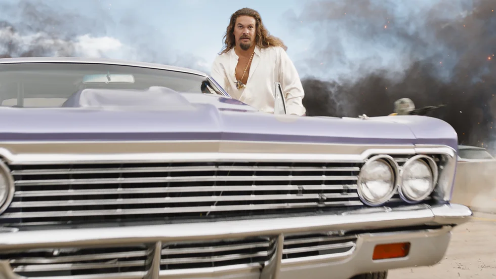 Skurken Dante Reyes (Jason Momoa) är son till en knarkkung som har dödats i en föregående "Fast"-film. Nu är han ute efter att hämnas på Dominic (Vin Diesel) och hans "familj" bestående av bilburna superhjältar.