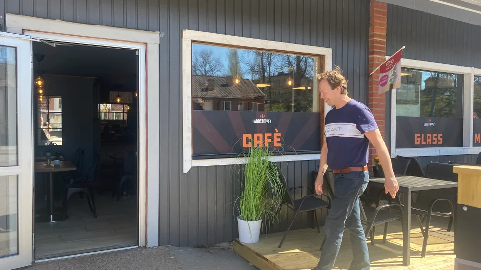 Jörgen Kalmerfjord som driver Laddstoppet i Överum lämnar tillfälligt över till...