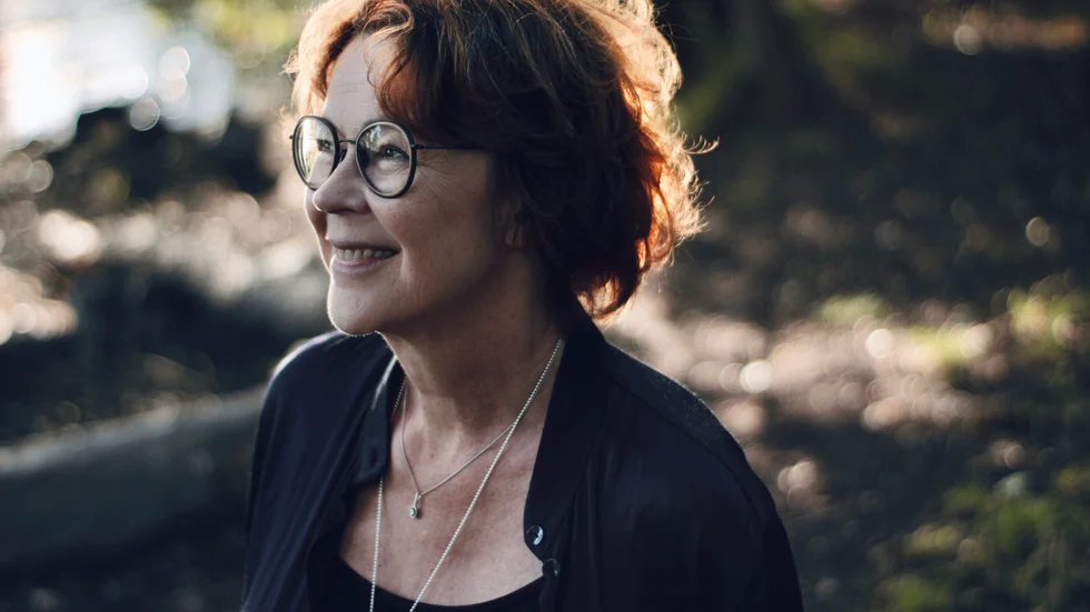 Tove Alsterdal släpper 11 maj boken "Djuphamn", tredje delen i serien om polisen Eira Sjödin i Ådalen.