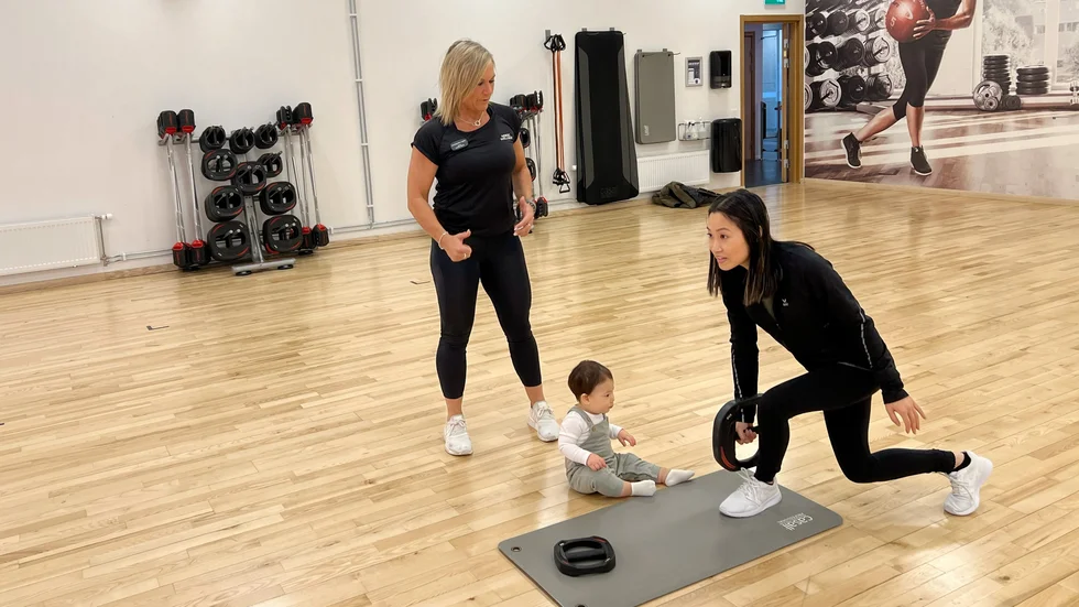 Är man stabil i bäcken och höft så görs vissa utfall i sidled. 
Sanna Eklund coachar Lina Hoang vars rörelser noga studeras av sonen James.