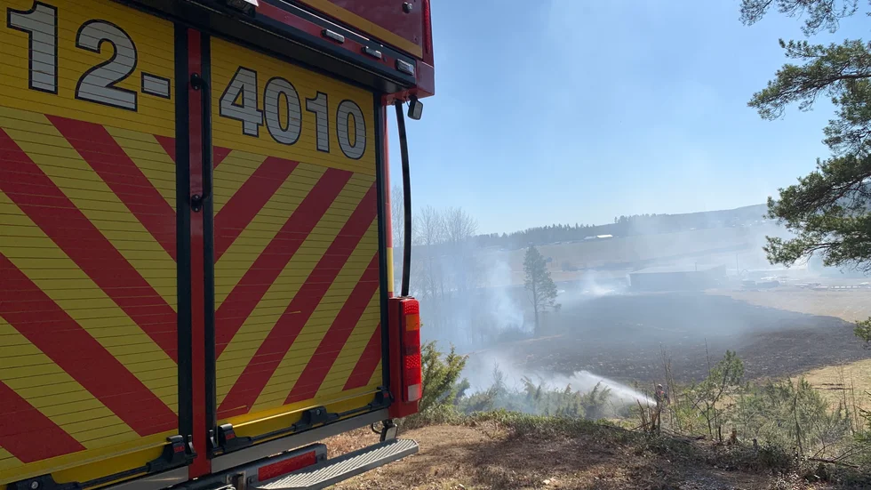 Räddningstjänsten kämpar för att släcka en gräsbrand utanför Skellefteå.
