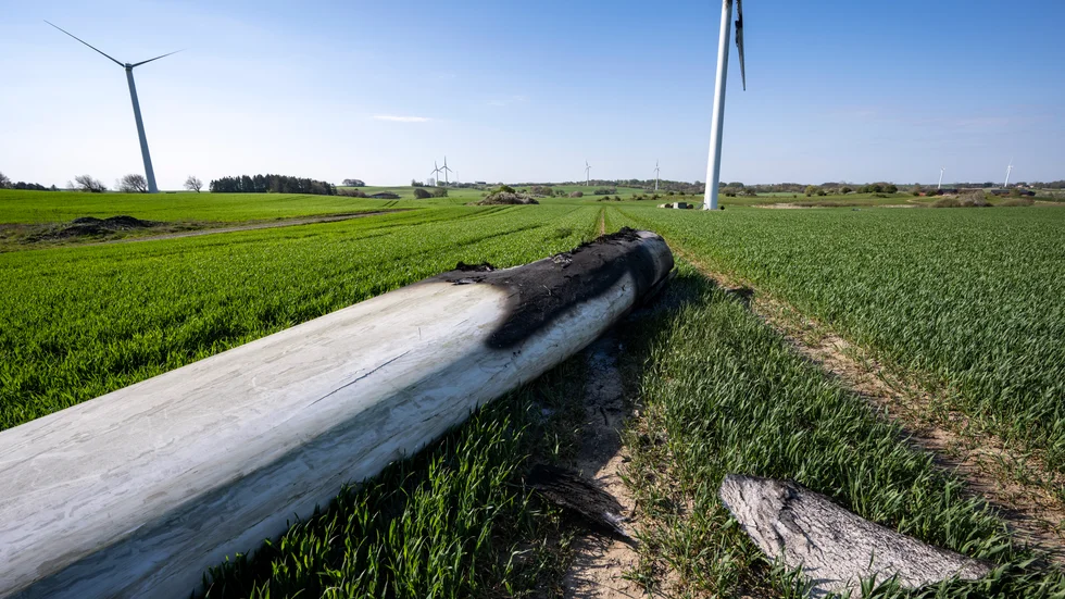 Ett vindkraftverk i Bjäresjö strax utanför Ystad totalförstördes i en brand natten till torsdagen. Vindkraftverkets vingar har i samband med branden slungats iväg 100 meter.