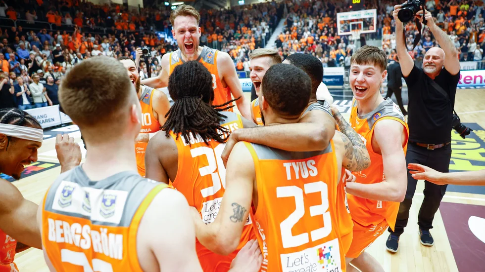 Norrköping Dolphins firar tredje raka SM-guldet i basket.