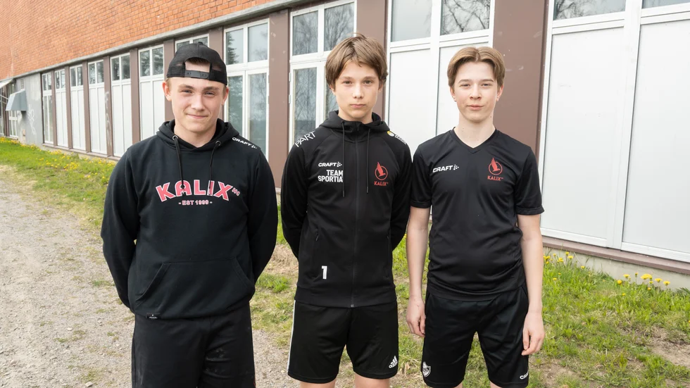 Samuel Lidström, 15 år, William Rifalk, 14 år, och Edwin Karlsson, 14 år, får distansundervisning i hemmet eftersom skolan är bombhotad.