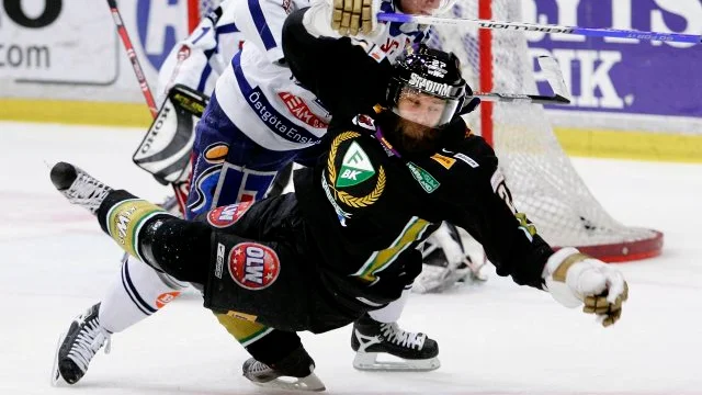 KARLSTAD  20070327
Ishockey i Löfbergs Lila Arena, fjärde semifinalen mellan Färjestad och Linköping, på bilden: Linköpings Jonas Junland har fått Emil Kåberg på fall
Foto: Claudio Bresciani / SCANPIX / Kod 10090