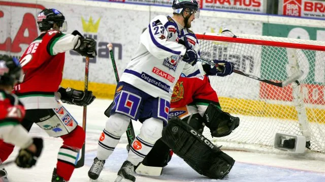 MORA 20070226  Mora-Linköping: Linköpings nr 23 Niklas Persson kvitterar till 1-1 bakom Juha Pitkämäki i Moras mål t.v nr 42 i Mora Mikko Kurvinen
FOTO: Daniel Eriksson / SCANPIX / Kod 200