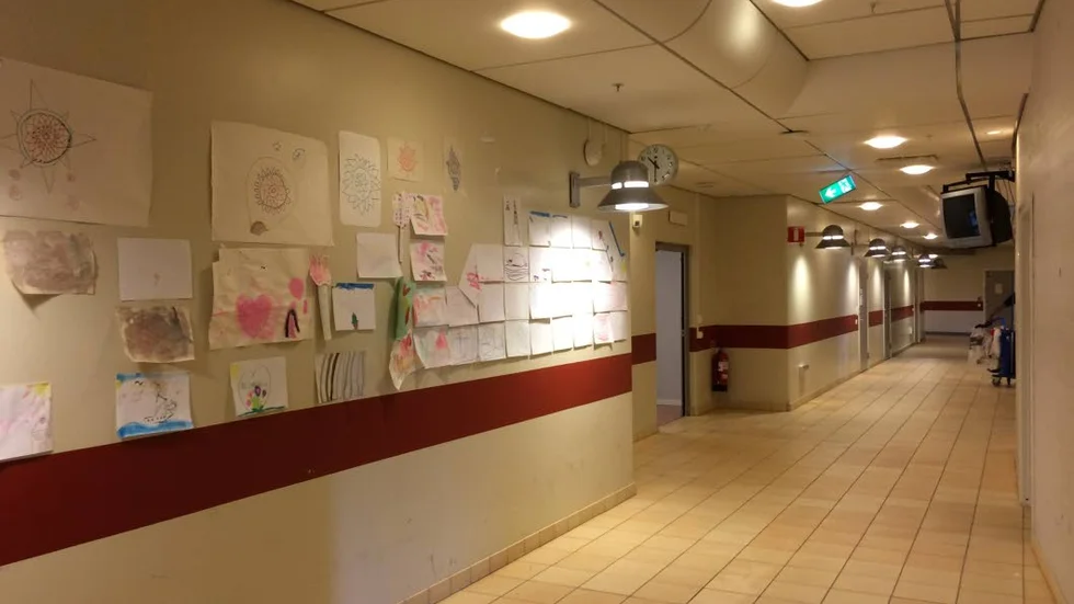 I korridoren på flyktingboendet i Fyrislund hänger barnens teckningar.