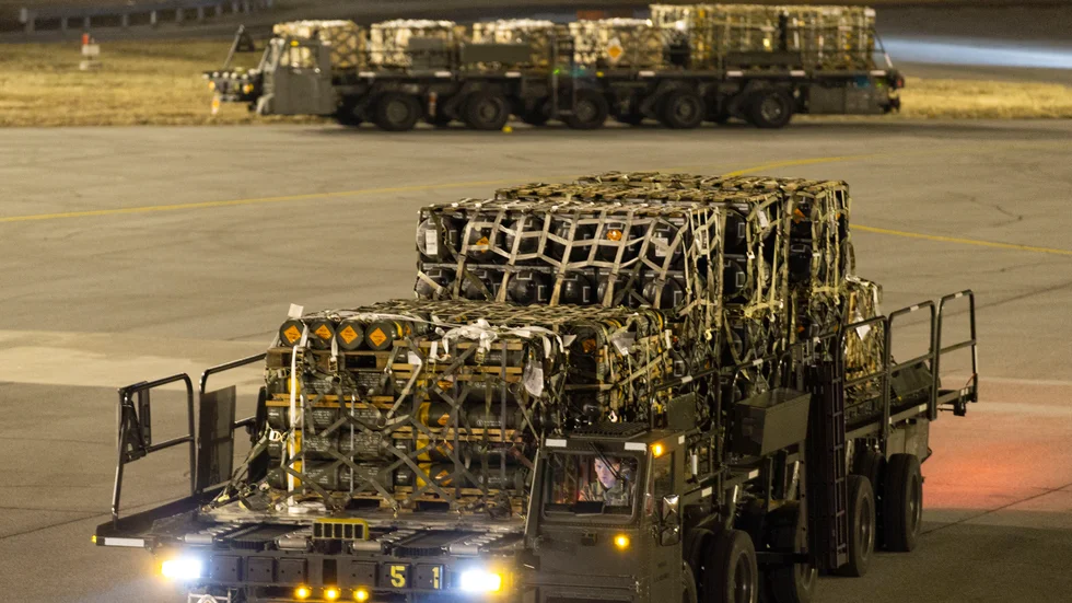 Vapen och ammunition på en amerikansk flygbas förbereds för transport till Ukraina. Arkivbild.