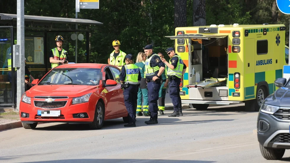 Två bilar kolliderade på Vårdsätravägen i Uppsala på måndagseftermiddagen.