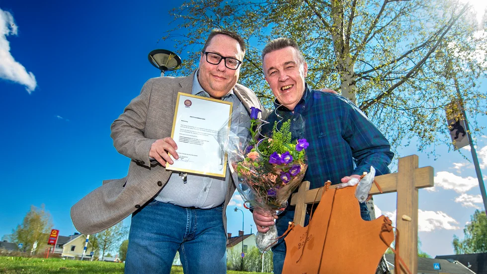 Jublande glada. Kommunalrådet Niclas Hökfors och näringslivsstrateg Bo Häggroth är stolta över att Överkalix utsetts till Årets landsbygdskommun i Norrbotten