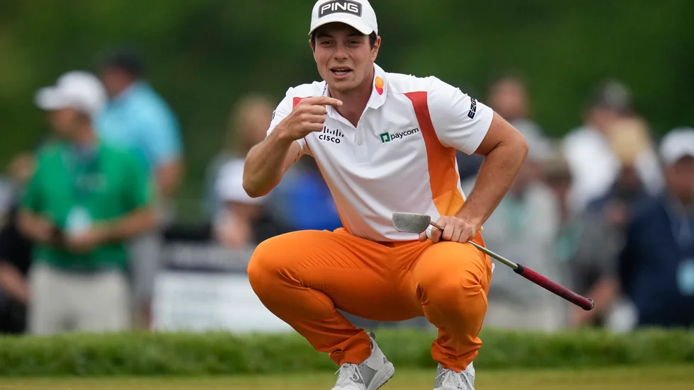 Viktor Hovland spelade i orange kläder. "Jag gillar orange, men jag tycker att det orange på sidan var lite väl. Jag skulle ha kört en helvit skjorta", säger han.