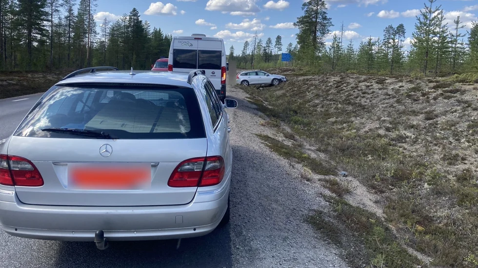 A passenger car ended up in the ditch at the crossing near Österjörn.