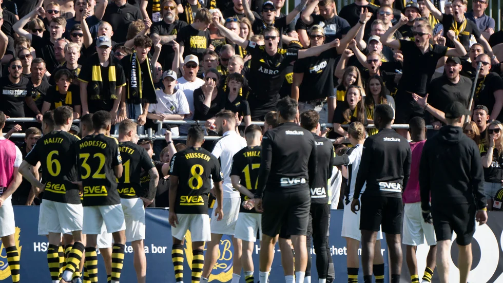 AIK:s fans visar spelarna sitt missnöje efter en allsvensk match mot Degerfors tidigare under våren. Arkivbild.