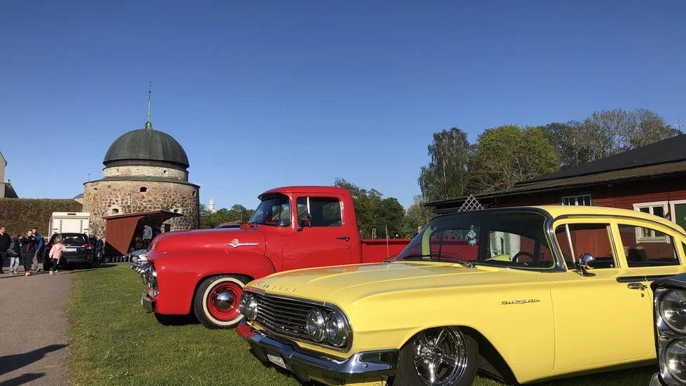 Entusiastfordon har samlats i Vadstena sedan millennieskiftet. I år blir det hela 21 kvällar med levande musik.