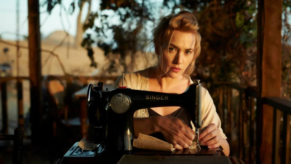 Kate Winslets rollfigur tar itu med spöken från det förflutna med symaskinen som vapen i "The dressmaker"