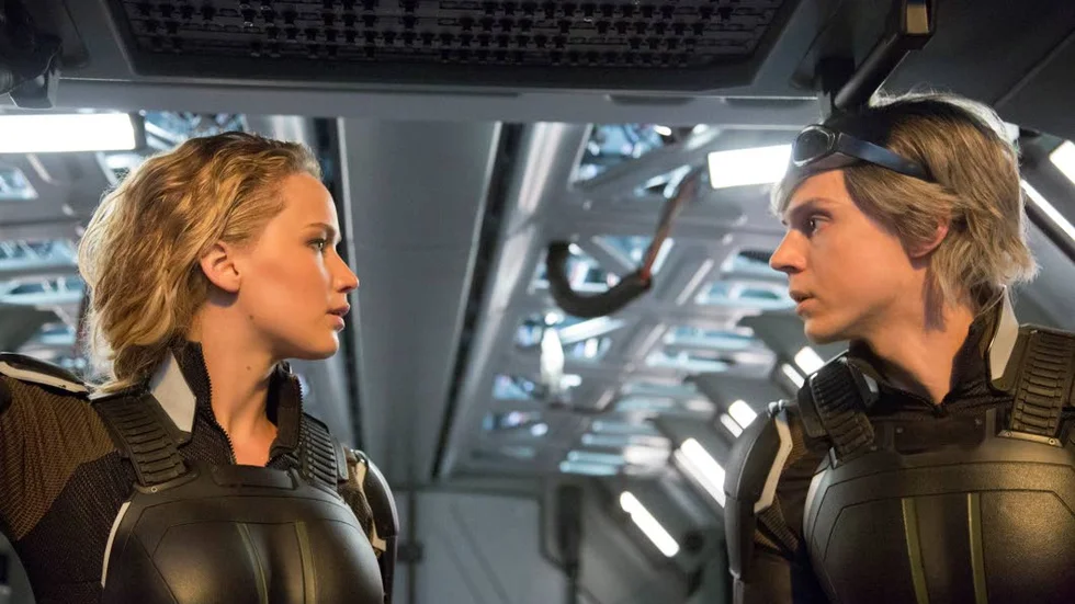 Raven/Mystique (Jennifer Duo. Lawrence) tar hjälp av Peter Maximoff/Quicksilver (Evan Peters) för att övertyga Erik Lehnsherr/Magneto om att han har gott i sig.