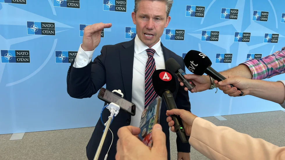 Försvarsminister Pål Jonson talar med reportrar i samband med Natomötet i Bryssel på fredagen.