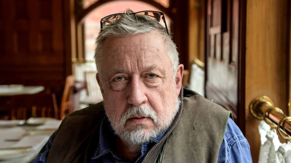 Bör frikännas. Leif GW Persson har inte följt den pågående rättegången, men han anser att Kaj Linna tidigare fälldes på alldeles för lösa grunder och att den enda rimliga sluttsatsen är att han frikänns nu.