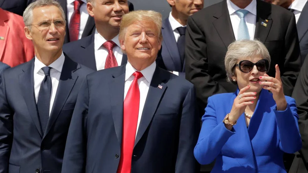 Donald Trump på Nato-toppmöte i Bryssel med generalsekreteraren Jens Stoltenberg och Storbritanniens premiärminister Theresa May.
