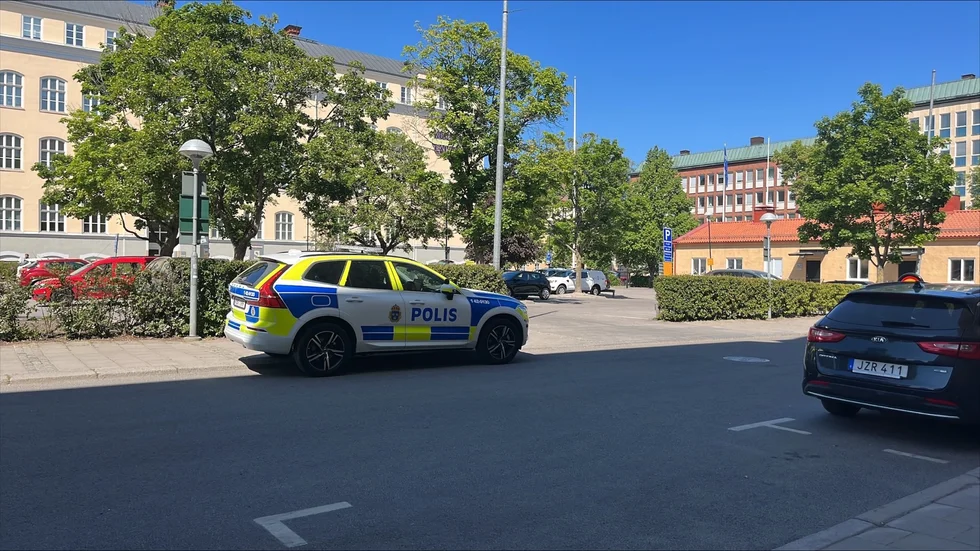 Polisen på plats där en person blev påkörd av en bilist.