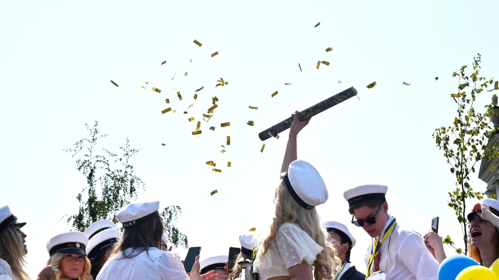 Baldergymnasiets elever firar att de är klara med skolan med fest och musik.
