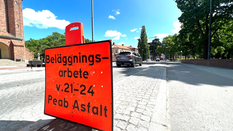 På onsdag börjar gatuarbeten på Strandgatan, där beläggning ska fräsas bort och ny asfalt läggas. Dessutom ska gatstenen justeras.
