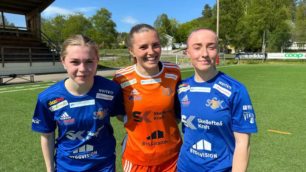Klara Lindbäck, till vänster, och Wilma Dahlgren, till höger, gjorde målen när Sunnanå SK bortavann mot Team Hudik. Lisa Sjögren, mitten, höll nollan.