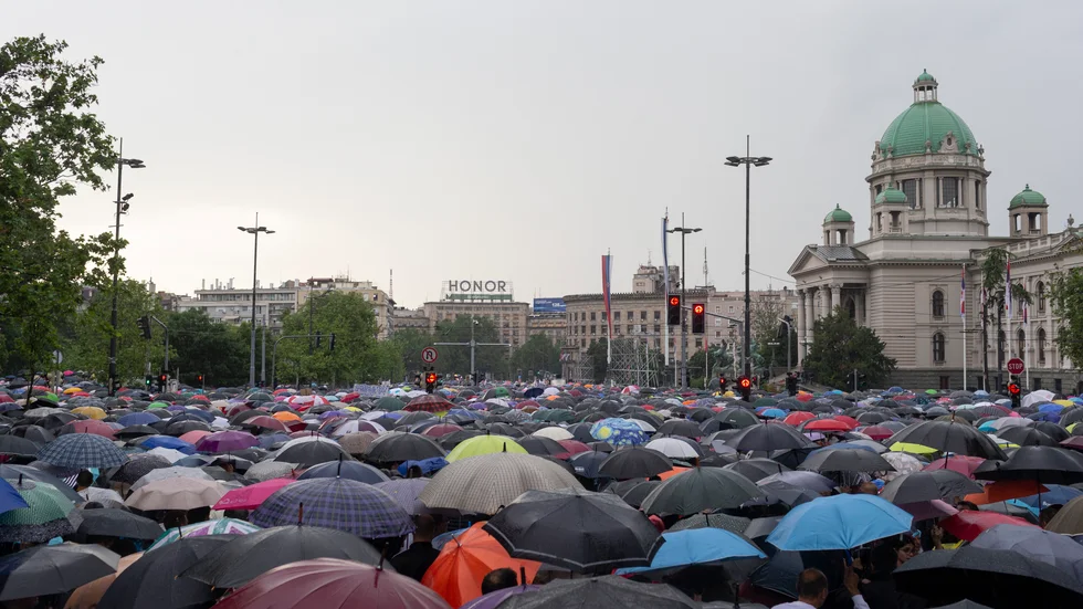 För fjärde helgen i rad samlades demonstranter i en regimkritisk protest i Serbiens huvudstad Belgrad.