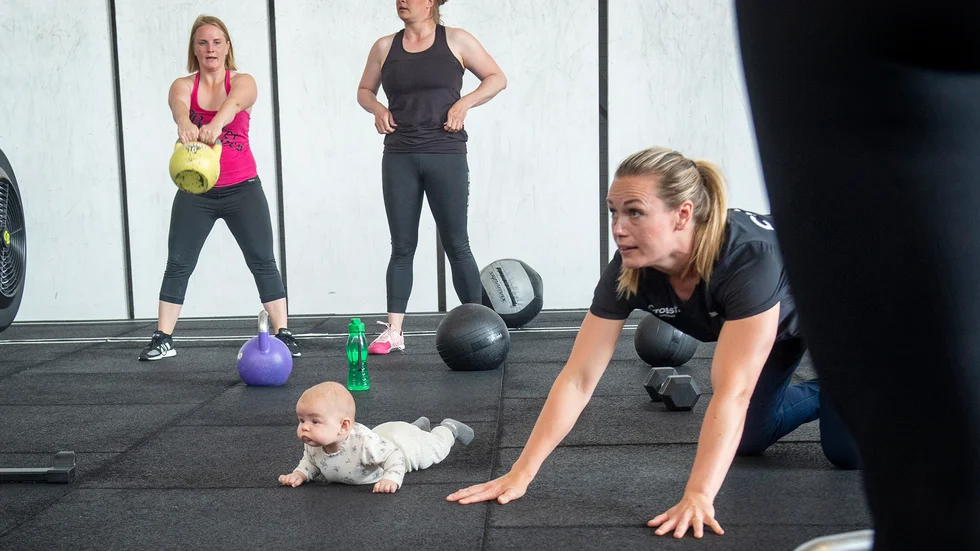 Personliga tränaren Linn Lundborg driver Crossfit Nyköping och håller bland annat i gruppträningar för nyblivna mammor.