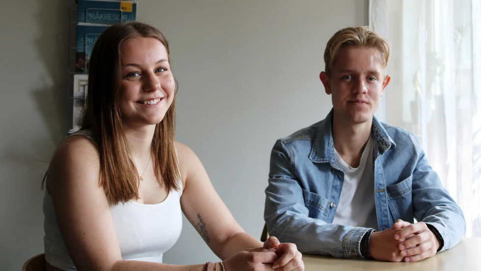 "Det har blivit alldeles för mycket hets kring det och jag tror att man skulle vara lika nöjd med en enkel mössa och en billig klänning. Det är dagen som är det viktiga och inte vad man har på sig", säger Leoni Dettke, som tillsammans med Casper Kindman hjälpte Vimmerby Tidning att gå igenom kostnaderna för att ta studenten. 