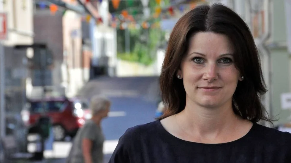 Anna E Wahlgren bor i Östhammar men har hittills låtit sina romaner utspela sig i Gävle, staden hon kommer från. 