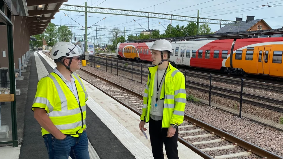 Roger Löwendahl och Peter Bakai från Trafikverket på den nya perrongen spår 6 på Mjölby resecentrum.