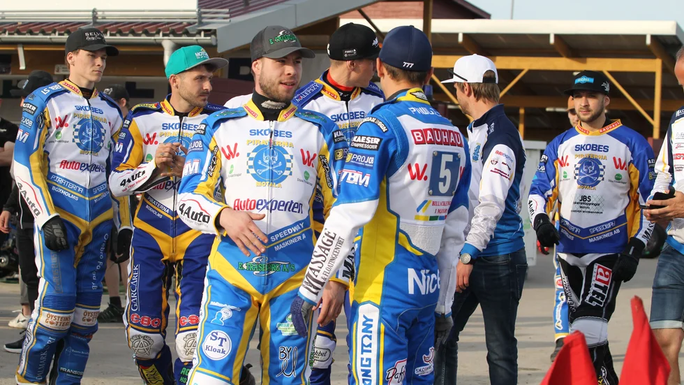 Piraterna gick obesegrade ut till matchen på Gröndals motorstadion i Eskilstuna. Men ändringarna av laget misslyckades delvis och Motalalaget åkte på säsongens första förlust. Bara 46-44 dock till Smederna.