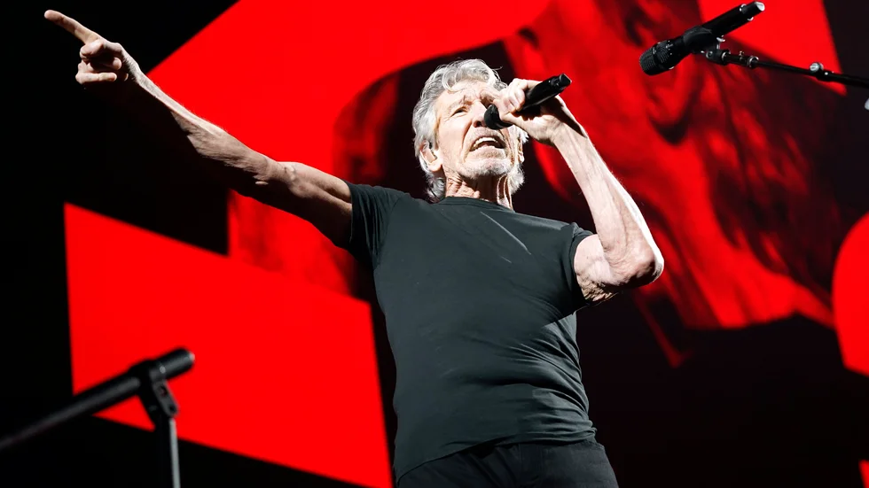 Under en konsert i Berlin satte Roger Waters på sig en lång skinnrock, liknande dem som SS-officerare bar under andra världskriget, med röd armbindel med korsade hammare på. Arkivbild.
