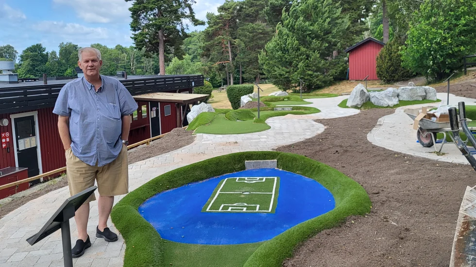 Claes Lagelius, projektledare på Upplevelseförvaltningen, kan snart presentera en färdig äventyrsgolfbana i Bredsand. Hål 3 föreställer Enavallen.