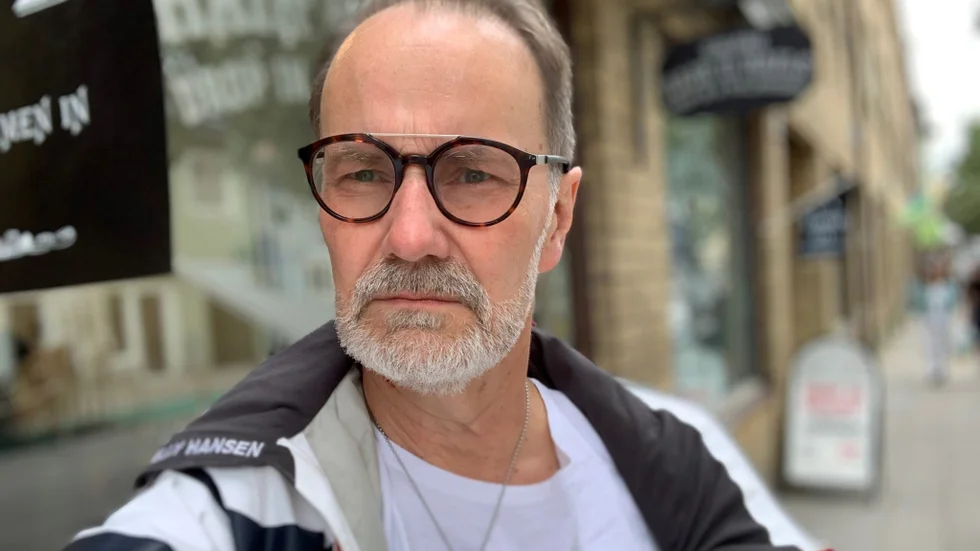 "Det är bra att 'pappa staten' reagerar, men vi behöver hjälpas åt allesammans för att skapa det konstverk vi vill måla", skriver Micce Rylander, som vill bidra till att minska den ofrivilliga ensamheten genom att hålla sin telefon öppen för vem som helst under midsommarhelgen.