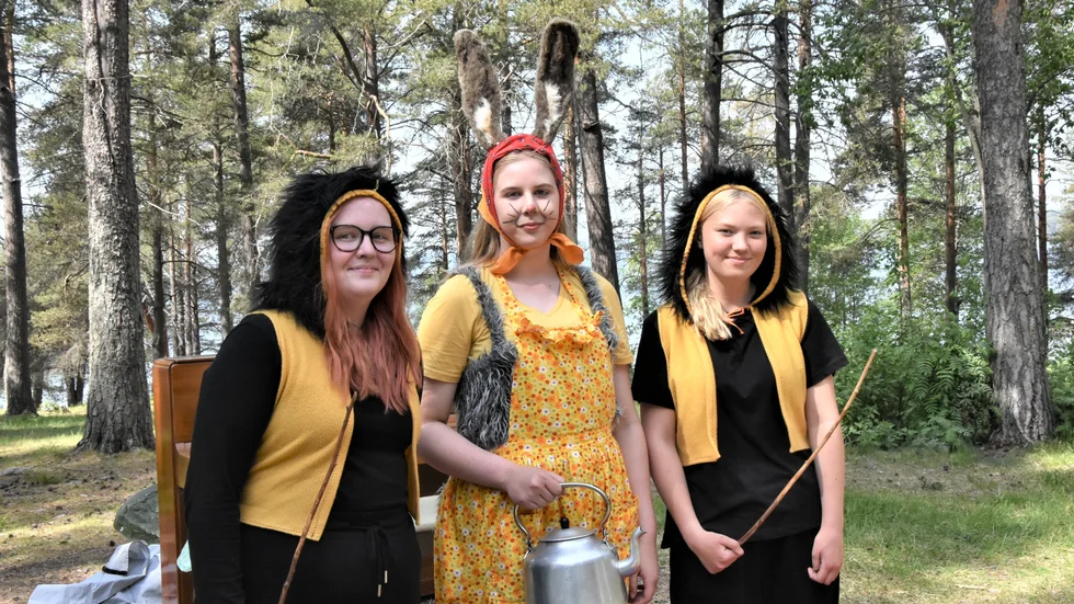 Hulda Asp, Pim Nilsson Lindh och Tilda Lindberg är tre av de tio unga förmågorna som teaterbesökarna kan se agera i årets uppsättning av föreställningen "Alice på Gültzauudden". "Jag vill jobba som skådespelare i framtiden, både på teater och i filmer. Så det här känns kul att få pröva på", säger Tilda och får medhåll från kompisarna. 