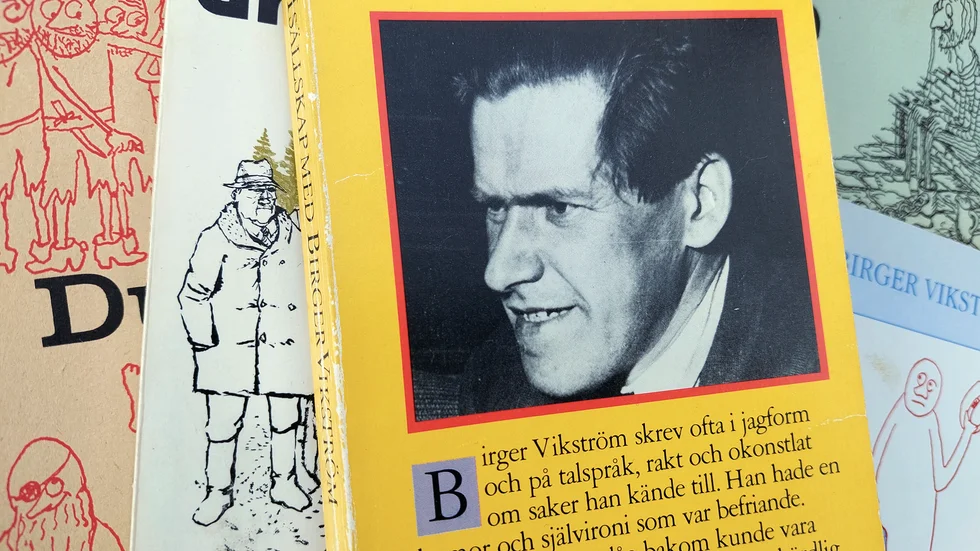 Birger Vikström på omslaget av "I sällskap med Birger Vikström" (red. Ann Smith), omgiven av Vikströms egna omslag till, från vänster: "Dubbelkrut", "Att vara dräng", "13 historier" och "Den svenska människan".    