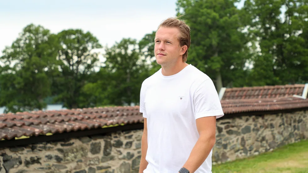 Anders Bååth på en grusväg längs golfbanan intill Bysjön. 32-åringen har som rutin att springa runt sjön. 