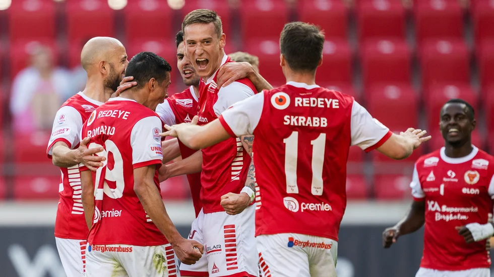 Kalmars Mileta Rajovic jublar med lagkamrater under en allsvensk match. Slår han till på Virumsvallen på måndag, när Virserums SGF och Kalmar FF spelar mot varandra?