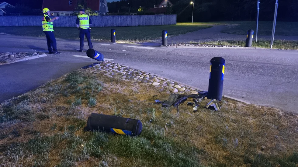Förare i Söderköping försvann efter att ha kört på både andra fordon och vägskyltar. 