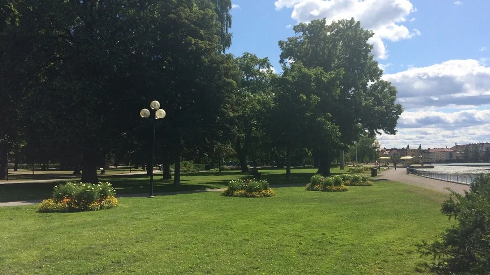 Två män slogs i stadsparken i Eskilstuna under onsdagseftermiddagen. Det hela slutade med att männen polisanmälde varandra för misshandel.