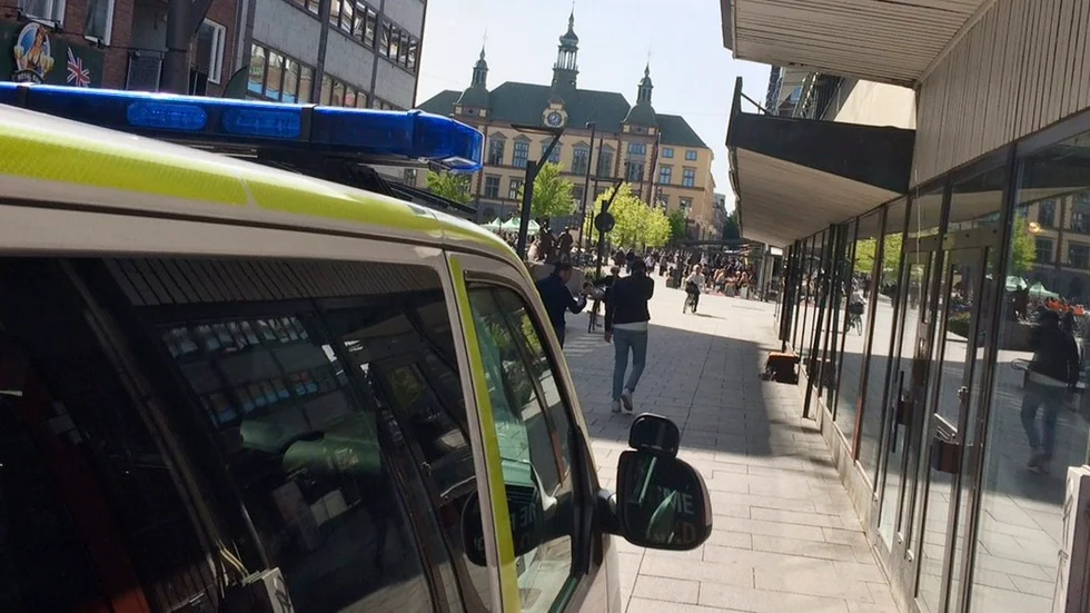 Polisen letade under lunchtid på fredagen i centrala Eskilstuna efter en man, som beskrevs ha ett mystiskt föremål innanför jackan, men utan att hitta någon.